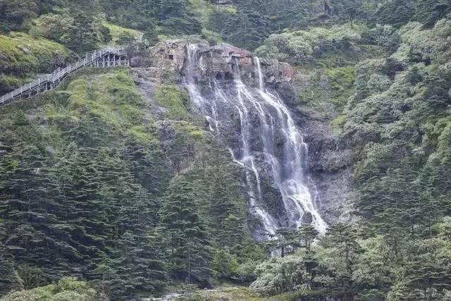 “海南自贸港-西部陆海新通道”多式联运新模式“铁路箱下水”成功首发